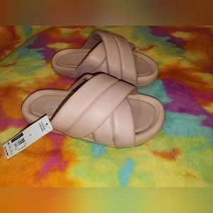 Pink soft cushioned cute sandals size 7!
